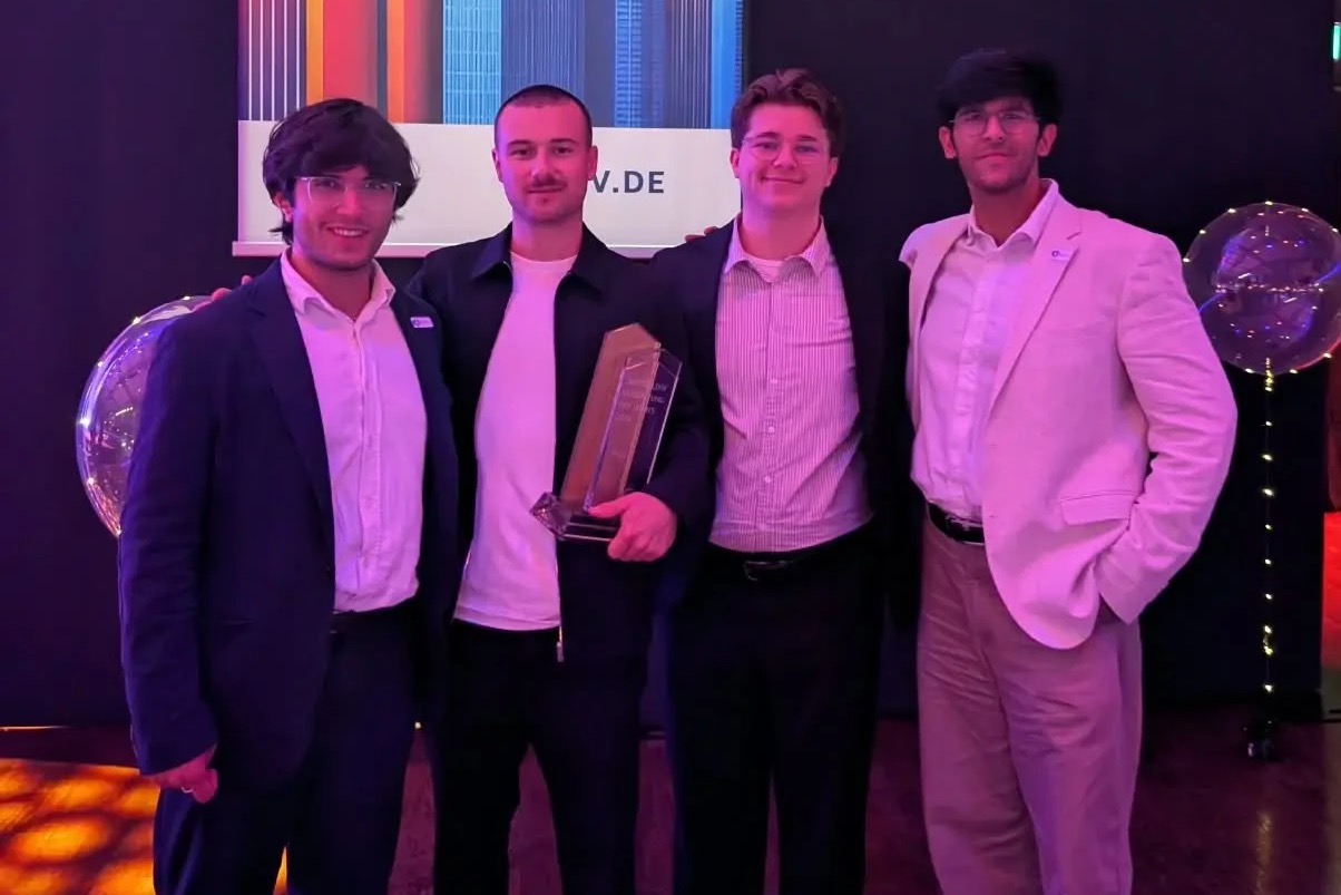 Sebastian Stapleton-Hain mit der Trophäe „Immobilienverwaltung des Jahres 2026“ und das Geniefy-Team auf dem Festabend des Deutschen Verwaltertags in Berlin