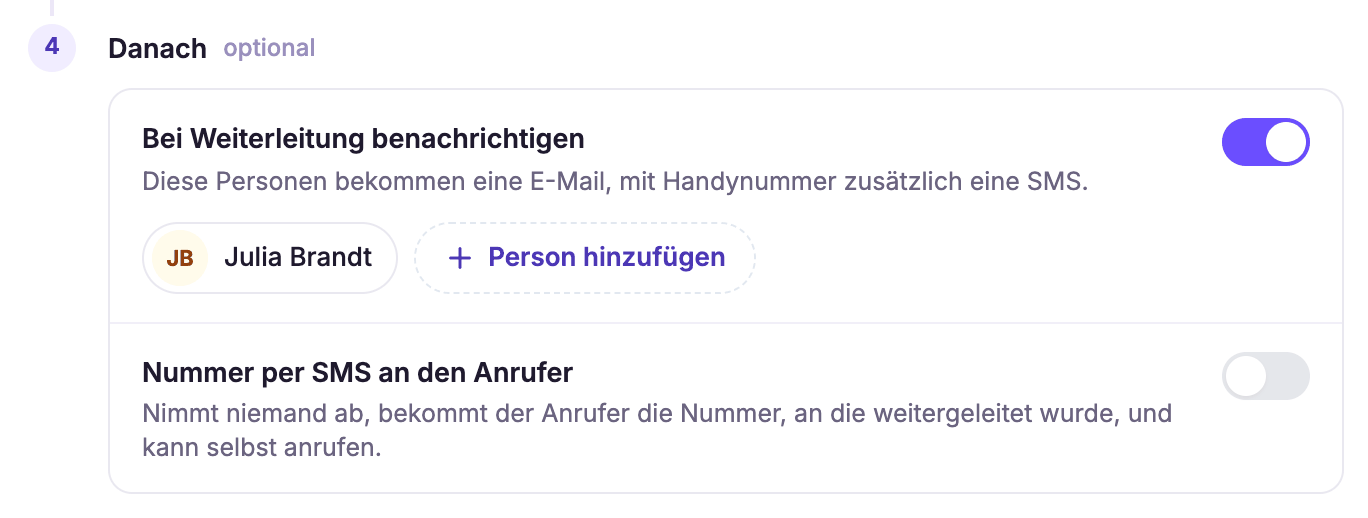 Der Schritt Danach im Geniefy-Dashboard: Bei Weiterleitung benachrichtigen ist eingeschaltet, eine Mitarbeiterin ist ausgewählt, daneben Person hinzufügen. Darunter der Schalter Nummer per SMS an den Anrufer.